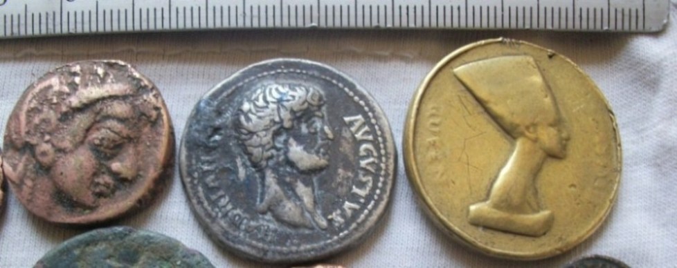The-Queen-And-The-Camel-Coin---...-ID